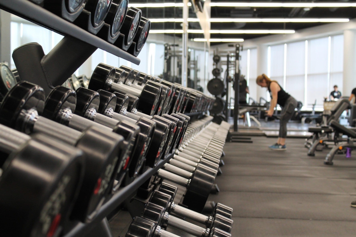 Frau trainiert im Fitnessstudio