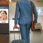 Mann mit Koffer im Hotel