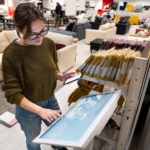 Frau an Touchterminal im Einzelhandel