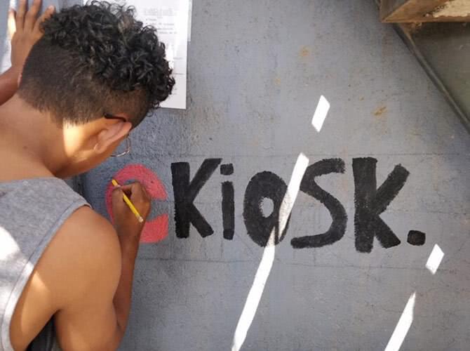 Weihnachtsspende von eKiosk für Nicaragua, Kind malt eKiosk Logo