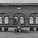 Backsteingebäude in Frontalansicht