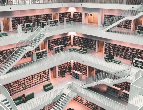 Hell erleuchtete Bibliothek von Innen