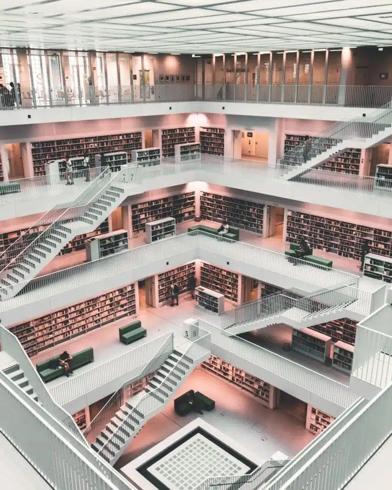 Hell erleuchtete Bibliothek von Innen