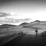 Fahrradfahrere auf einer Straße in bergiger Landschaft