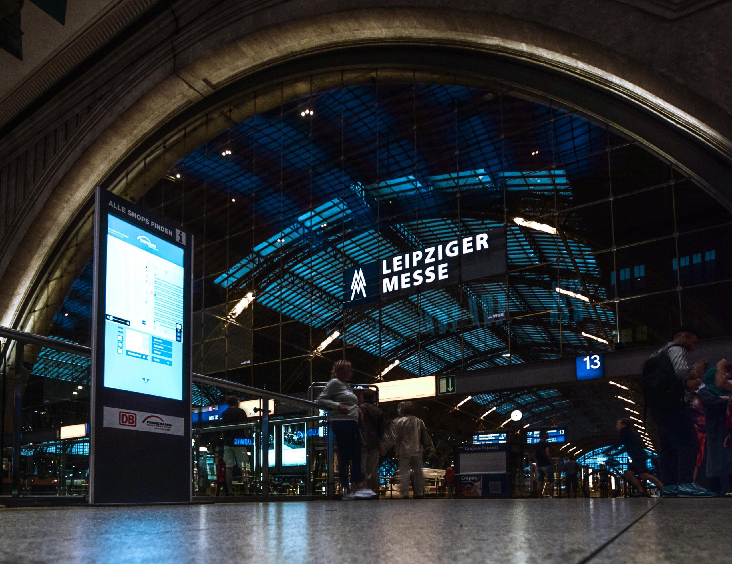 Leipziger Hauptbahnhof mit Digital Signage Stele