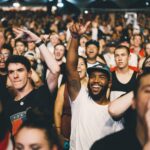 Menschen bei einem Konzert