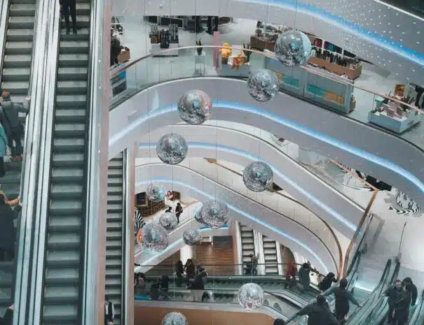 Einkaufszentrum aus der Vogelperspektive mit Rolltreppen