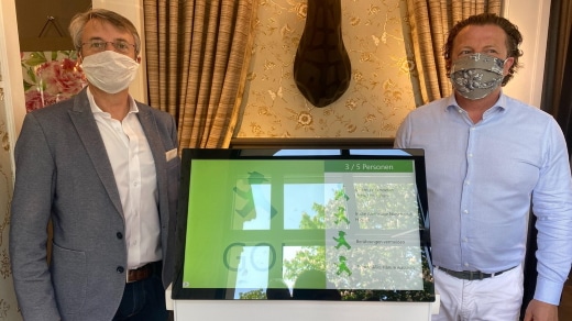 Mit-Entwickler Stephan Huber und Geschäft-Inhaber Mathias Wehner präsentieren die neue Ampel