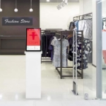 Corona Einlass Ampel im Eingang eines Ladens