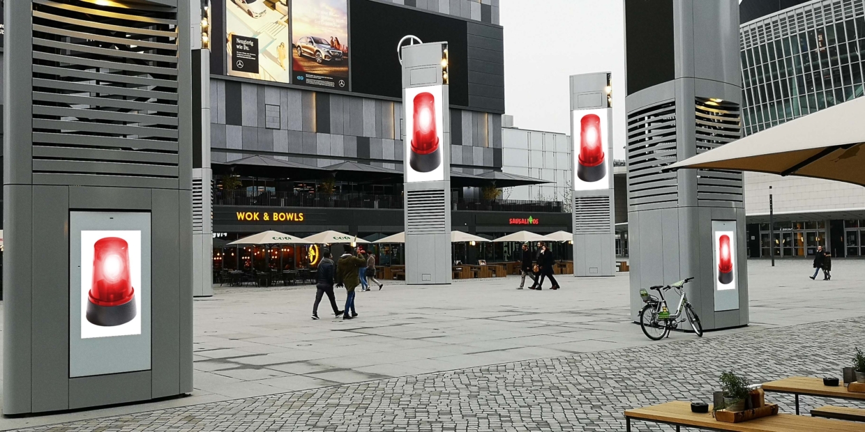 Digital Signage Stelen in einer Einkaufsstraße