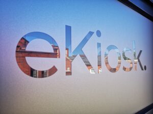eKiosk Wortmarke auf Fensterscheibe