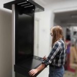 Frau vor Banking Telepräsenzsystem