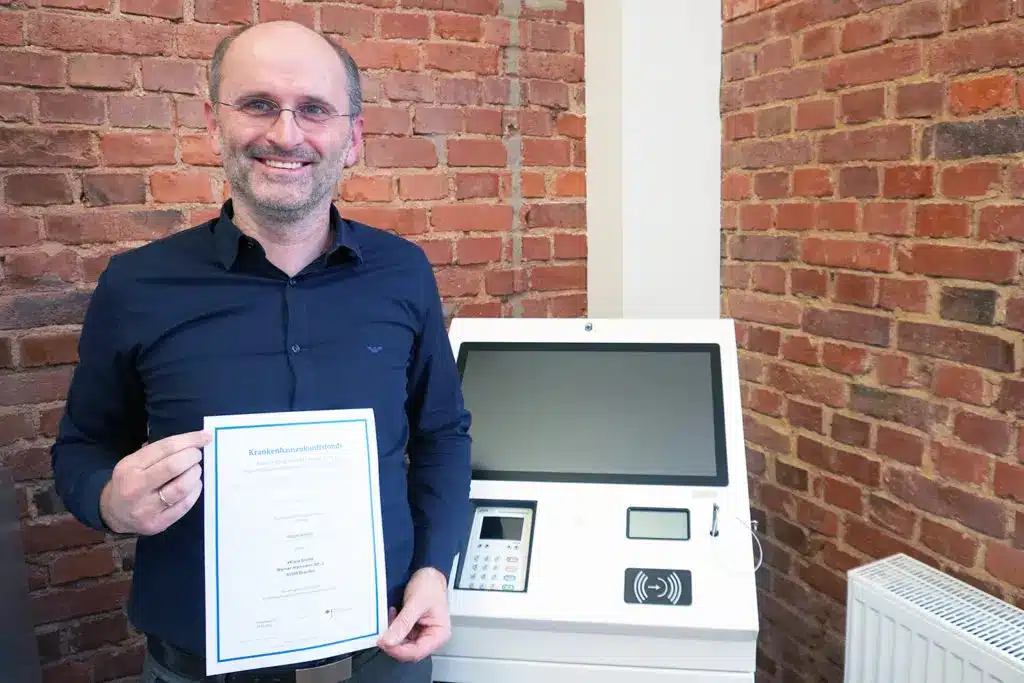 Holger Anders zeigt eHealth Zertifikat