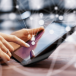 Frau beident ein Tablet