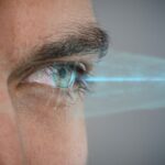 Darstellung eines Gesichtsausschnitts und einem Laserstrahl der ein Auge scannt.