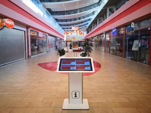 Stele in Einkaufscenter zentriert